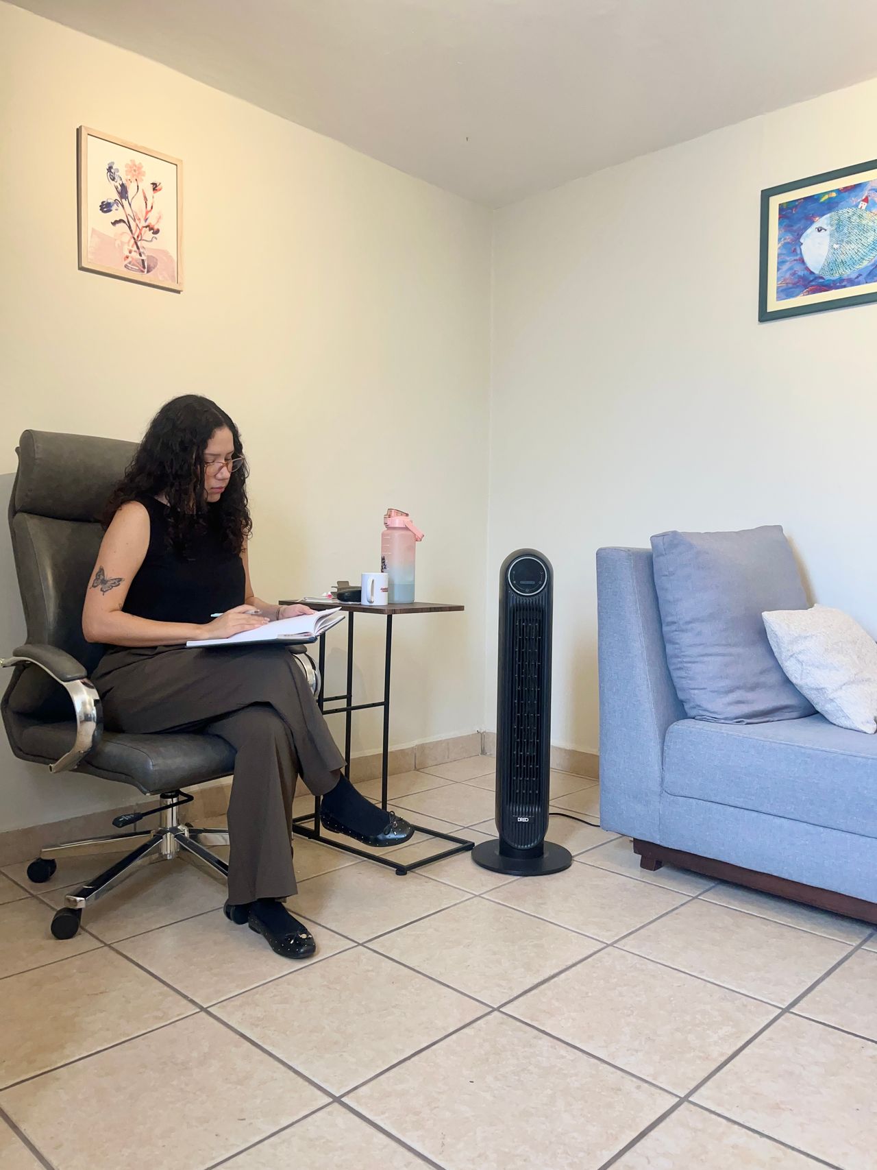 Migdalia Valadez trabajando en su consultorio
